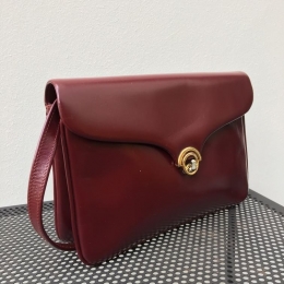 Sac - pochette bordeaux, au style faussement classique !