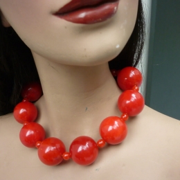 Collier bakélite rouge.