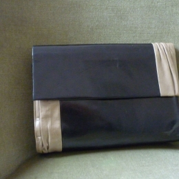 Sac-Pochette Charles Jourdan,  noir au drapé beige.