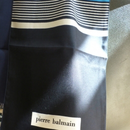 Foulard en soie Pierre Balmain.